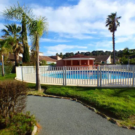 Duplex 3 Pieces Avec Piscine, 4 Couchages, Terrasse Et Parking Prive Au Lavandou - Fr-1-251-748 *